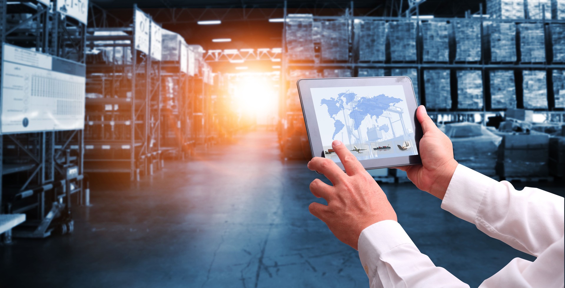 Empresário controla painel de interface virtual de distribuição e transporte de rede logística global, logística inteligente, futuro de inovação de transporte em fundo de grande centro de armazém.